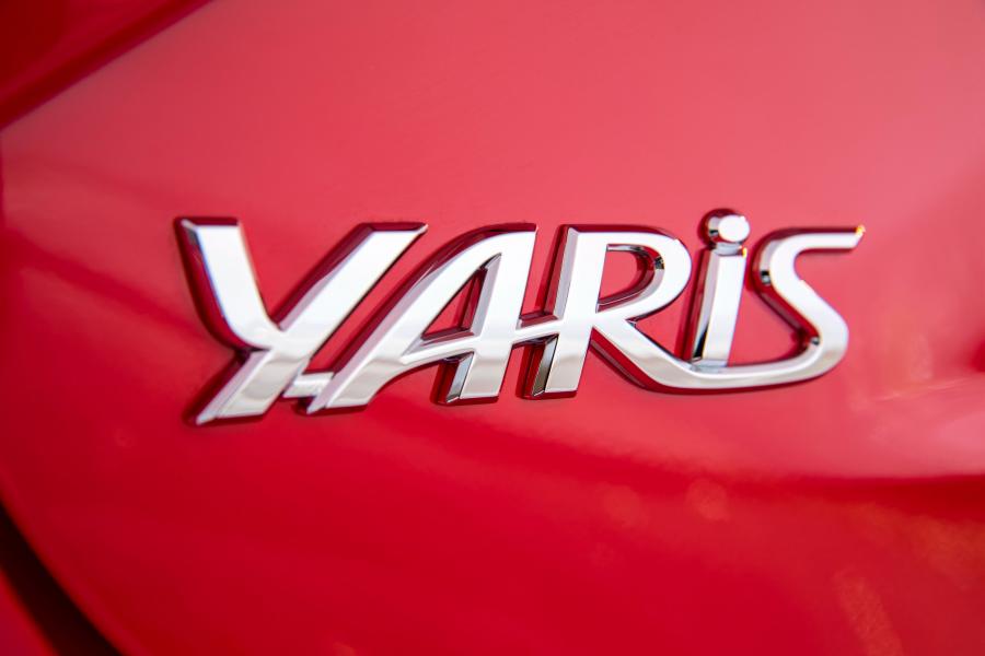 Логотип Toyota Yaris SE 2017 года  (NA) (фото 16 из 32)